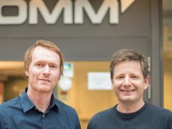 To smilende mannlige personer. Samarbeidspartnere av Buypass