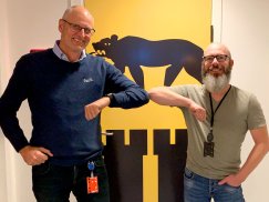 To smilende menn som hilser med albue, Martin Otterstad i Buypass og Leif Tore Martinsen i Sarpsborg kommune