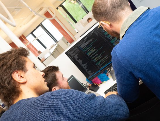 Utviklere foran PC-skjerm